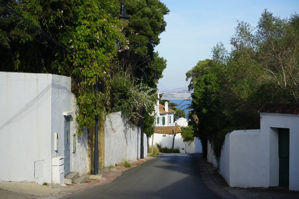 Rue déserte dans le quartier chic de la Montagne à Tanger.