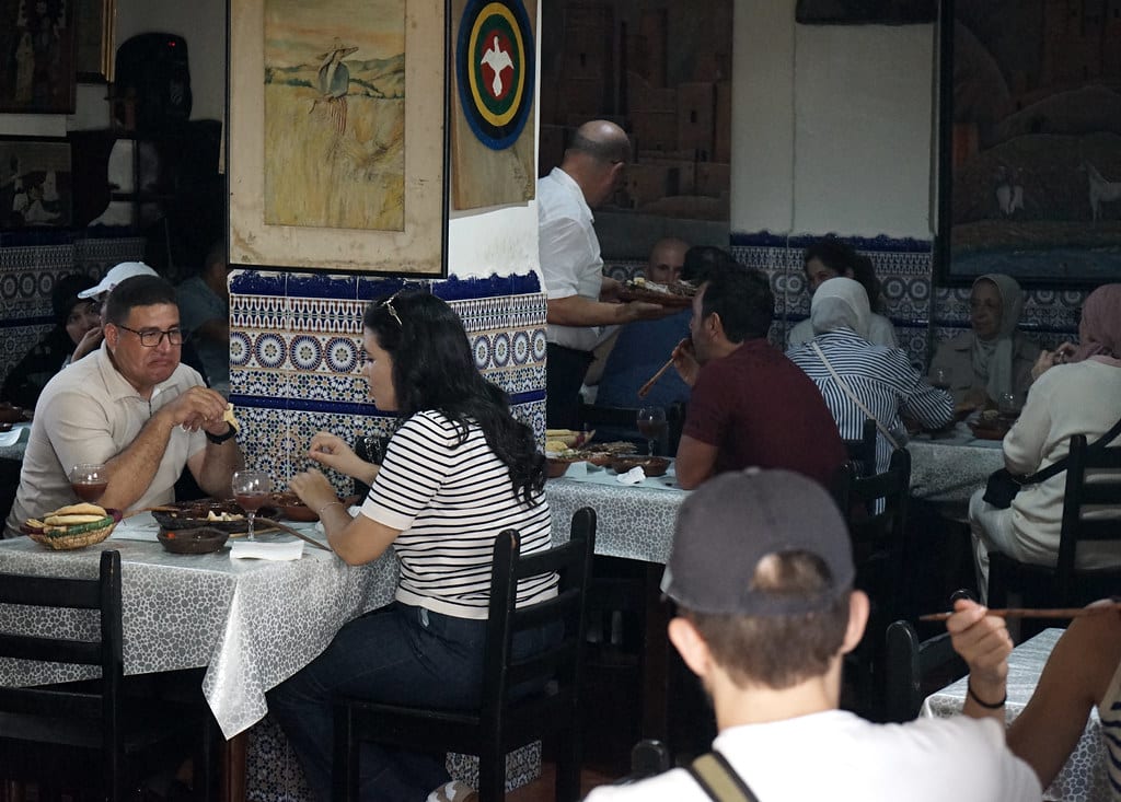 Dans le restaurant légendaire "Saveur de poissons" à Tanger.