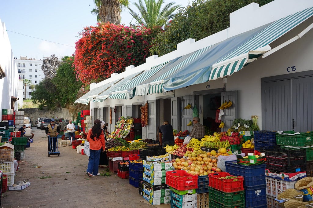 Souk : Vendeurs de fruits et légumes à Tanger.