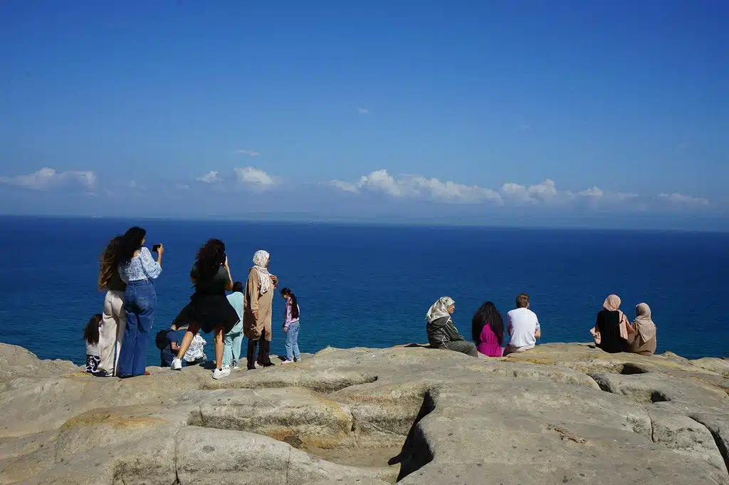 Spot de photo à Tanger : Vue sur la côte espagnole depuis les Tombeaux phéniciens dans le quartier de Marshan.