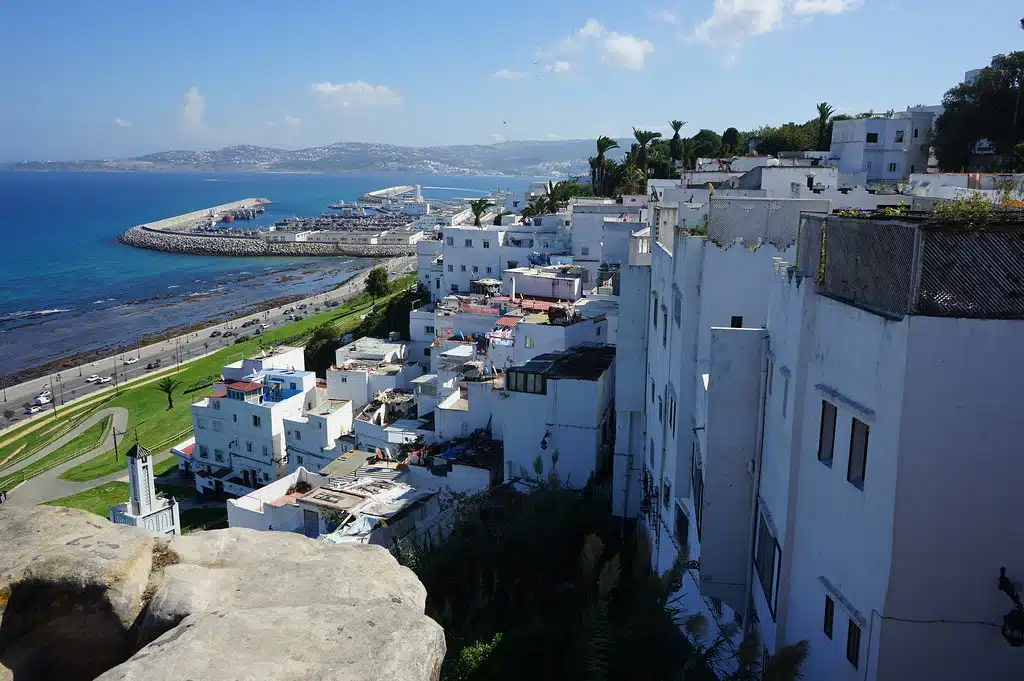 Vue sur le port de Tanger Ville depuis les Tombeaux phéniciens.