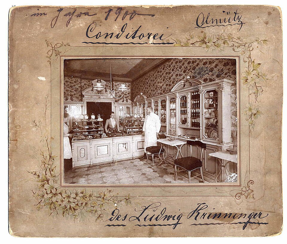 Dans une boutique de sucrerie à Olmutz / Olomouc vers 1900.