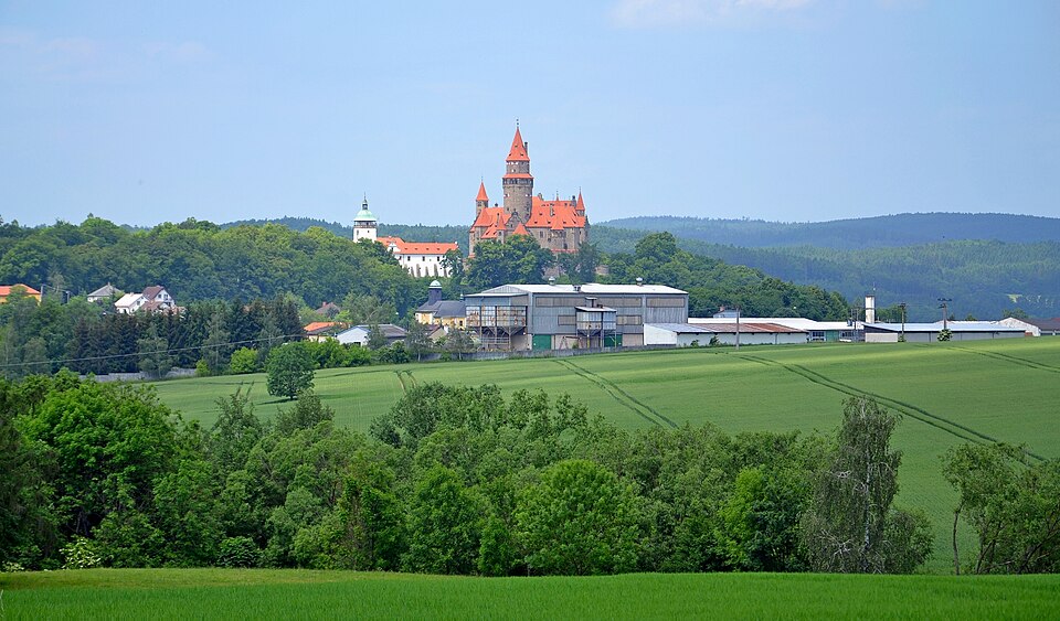Vue sur le Chateau de Bouzov près d'Olomouc - Photo de Pudelek - Licence ccbysa 4.0