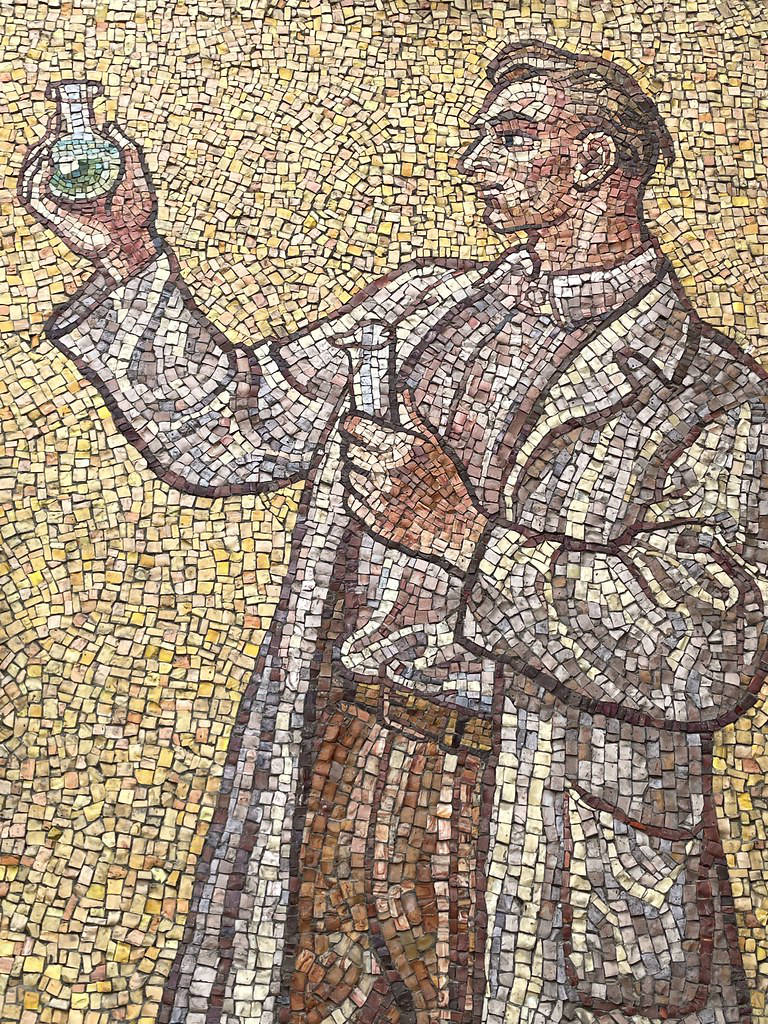 Mosaique sociale-realiste de l'horloge de l'hotel de ville d'Olomouc.