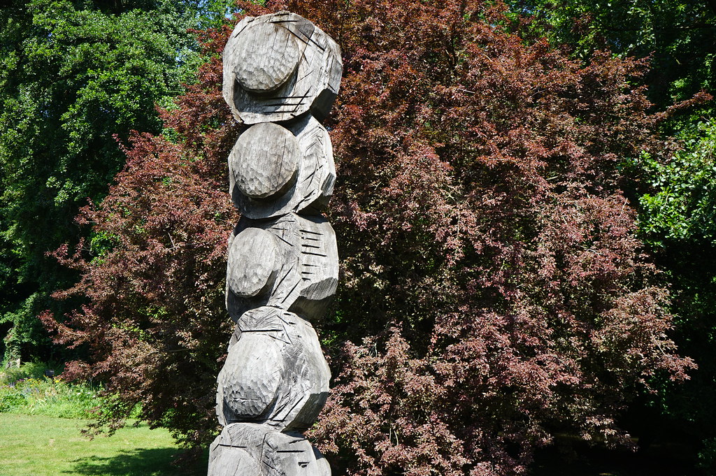 Totem en bois dans le Jardin botanique d'Olomouc.