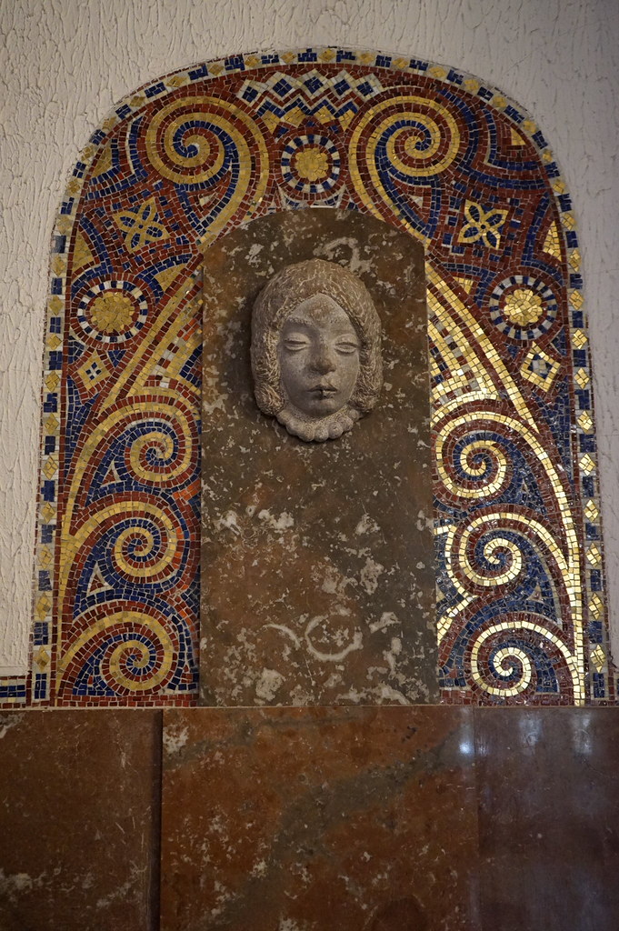 Fontaine-mosaïque dans la Villa Primavesi à Olomouc.