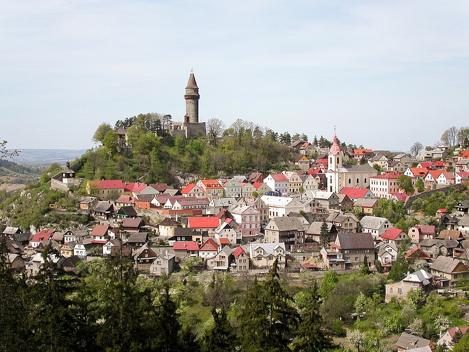 Vue sur le village de Stramberk et sa tour - Photo de David Paloch (Caroig) - Licence ccbysa 2.5