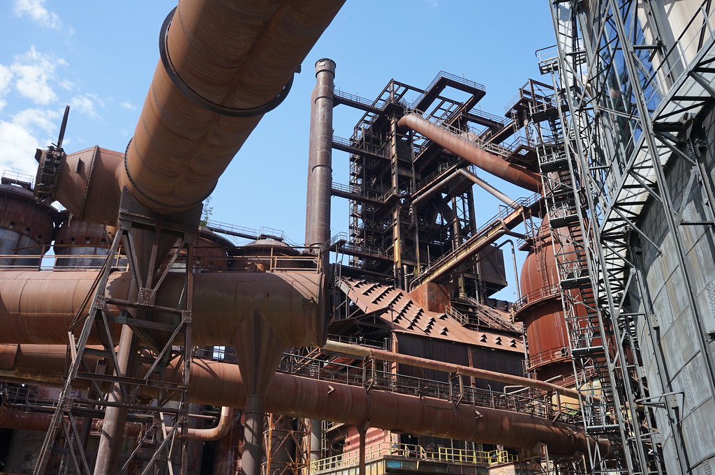 Le génie des ingénieurs et des architectes , la complexité des opérations, de la logistique, des raccordements... La grandeur, la largeur, la hauteur, l'épaisseur. Tout dépasse l'expérience habituelle du réel.