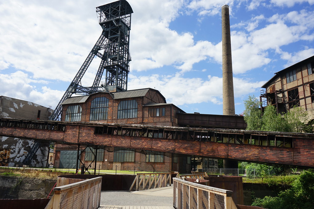 Mine de charbon et cheminée, symbole du pays noir, à Dolni Vitkovice à Ostrava.