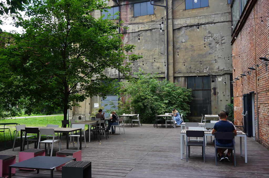 Sur la terrasse du Kocafe dans le quartier post industriel de Dolni Vitkovice à Ostrava.