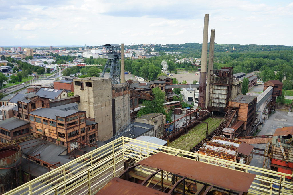 Vue sur une partie de l'Usine de Dolni Vitkovice depuis la Tour Bolt dans le quartier industriel d'Ostrava. Le centre ville en arrière plan.