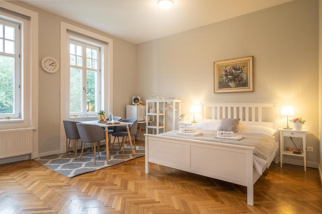 Chambre de l'hotel de charme Vila Na Landeku sur les collines boisées d'Ostrava.