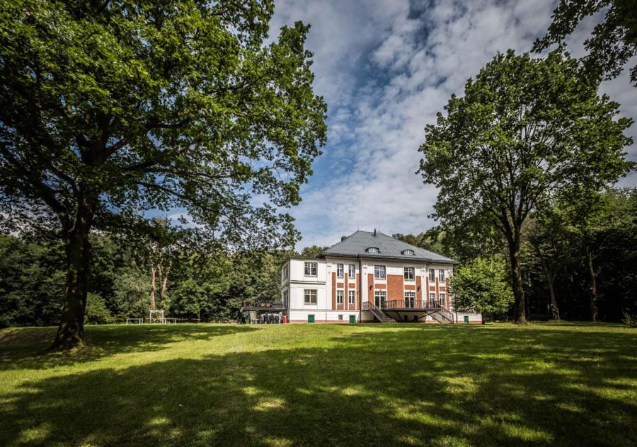 Chambre de l'hotel de charme Vila Na Landeku sur les collines boisées d'Ostrava.