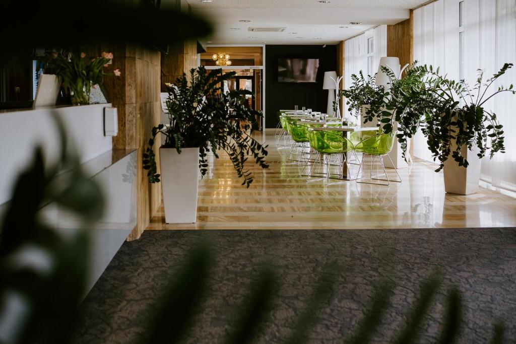 Dans le hall du Harmony Club hotel à Ostrava.