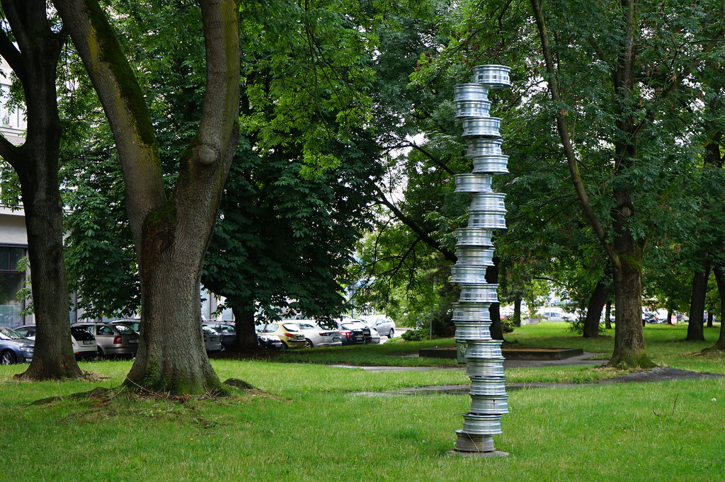 Sculpture à l'équilibre précaire dans un jardin près du musée d'art moderne (GVUO) à Ostrava.