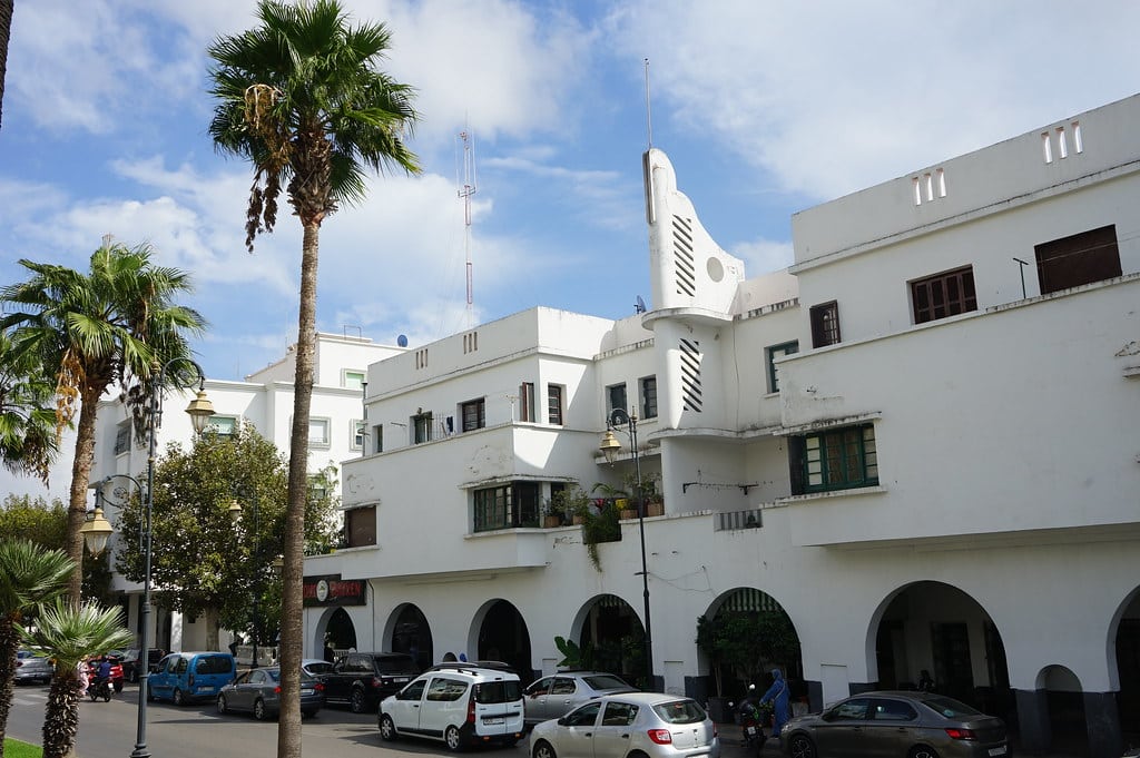 Logements pour fonctionnaires municipaux par l'architecte José Miguel de la Quadra-Salcedo (1939-1942) à Tétouan.