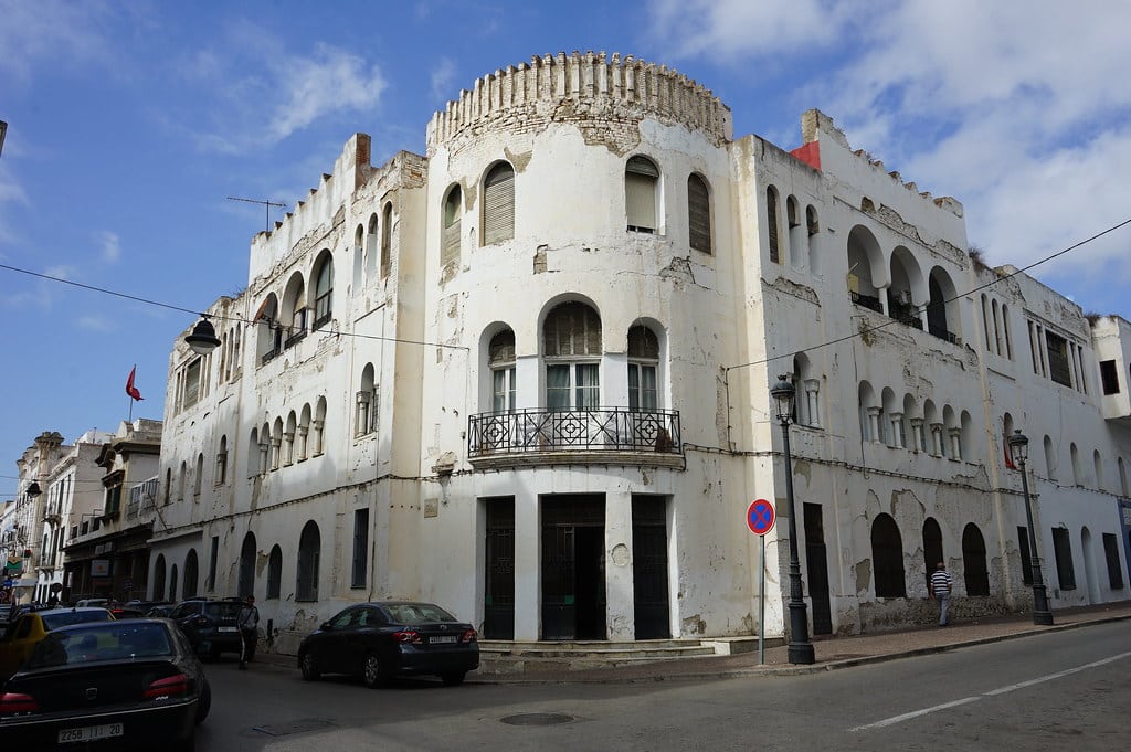 Immeuble au croisement de l'Avenue Prince Héritier et de l'avenue Sidi El Mandri à Tétouan.