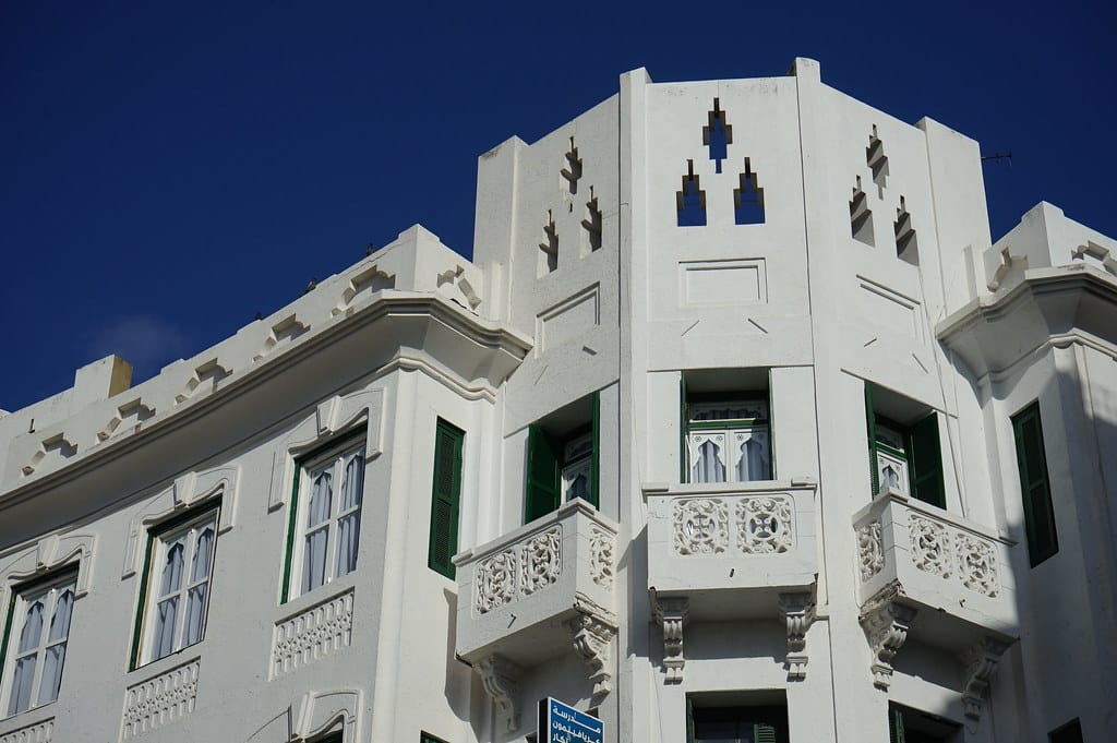 Détails d'un immeuble des années 1930 près de la place Feddan à Tétouan.