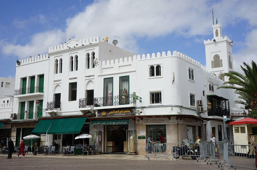 Près de la place El Méchouar (en face du Palais Royal) un immeuble de l'architecte José de Larrucea (1934-1935).