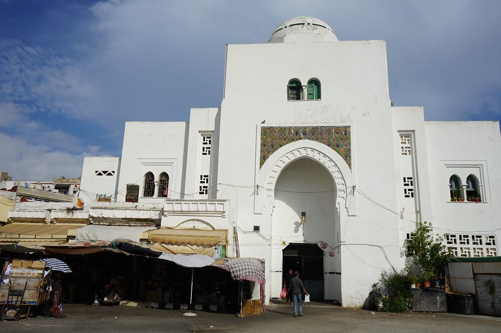 Entrée latérale du marché central (Mercado General) de Tétouan par les architectes José Miguel de la Quadra-Salcedo et Casto Fernández Shaw (1941).