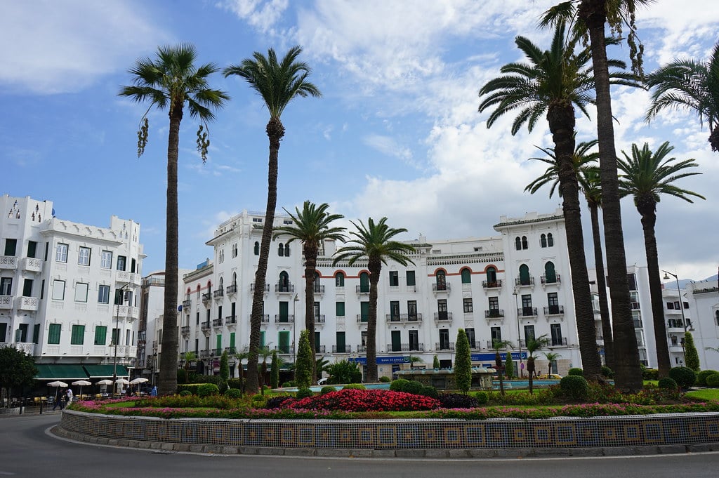 Place Moulay El Mehdi à Tétouan avec au centre un immeuble de l'architecte Carlos Óvilo (1932).