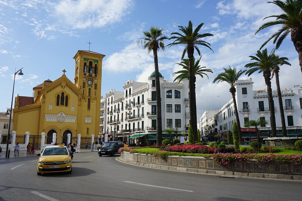 Place Moulay El Mehdi à Tétouan avec ses agréables terrasses.