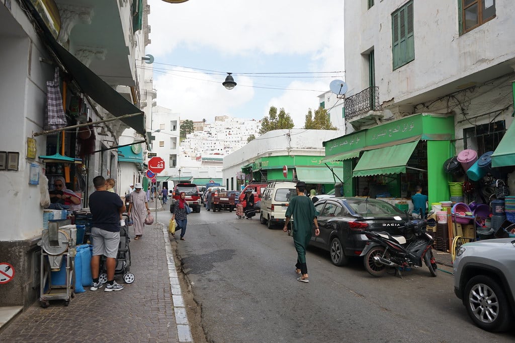 Scène de rue dans le quartier d'En Ensanche à Tétouan.