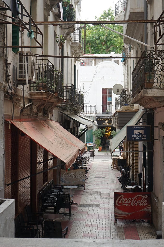 Cafés du passage Ajdir avec le restaurant Restinga en arrière plan. Dans le quartier d'En Ensanche à Tétouan.