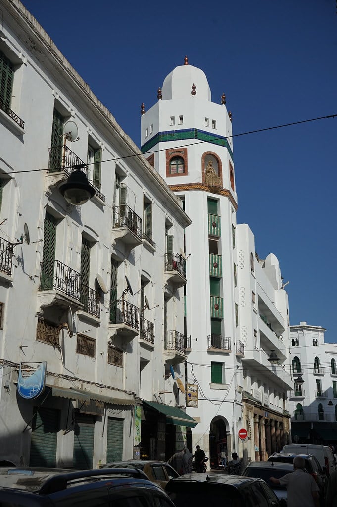 Immeuble la Equitativa avec sa tour et sa statue maritale unique au Maroc, architecte Casto Fernández Shaw, 1945.