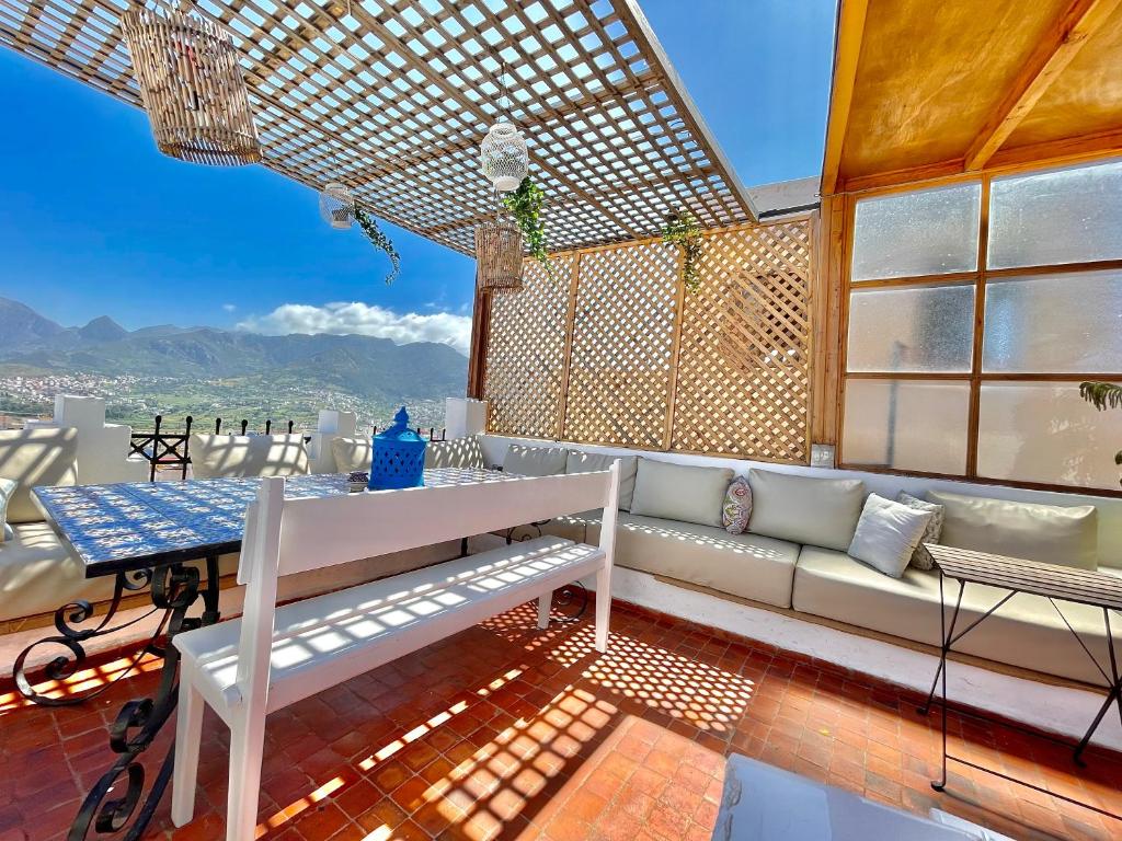 Salon terrasse sur le toit (rooftop) de l'auberge Darna hostel à Tétouan.