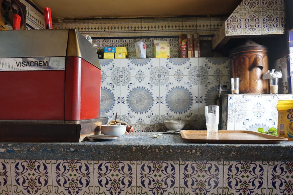 Dans un café de la médina, à l'étage une TV avec National Geographic et devant la TV 5/7 gars déjà défoncé à 9h de matin devant un reportage sur les requins.
