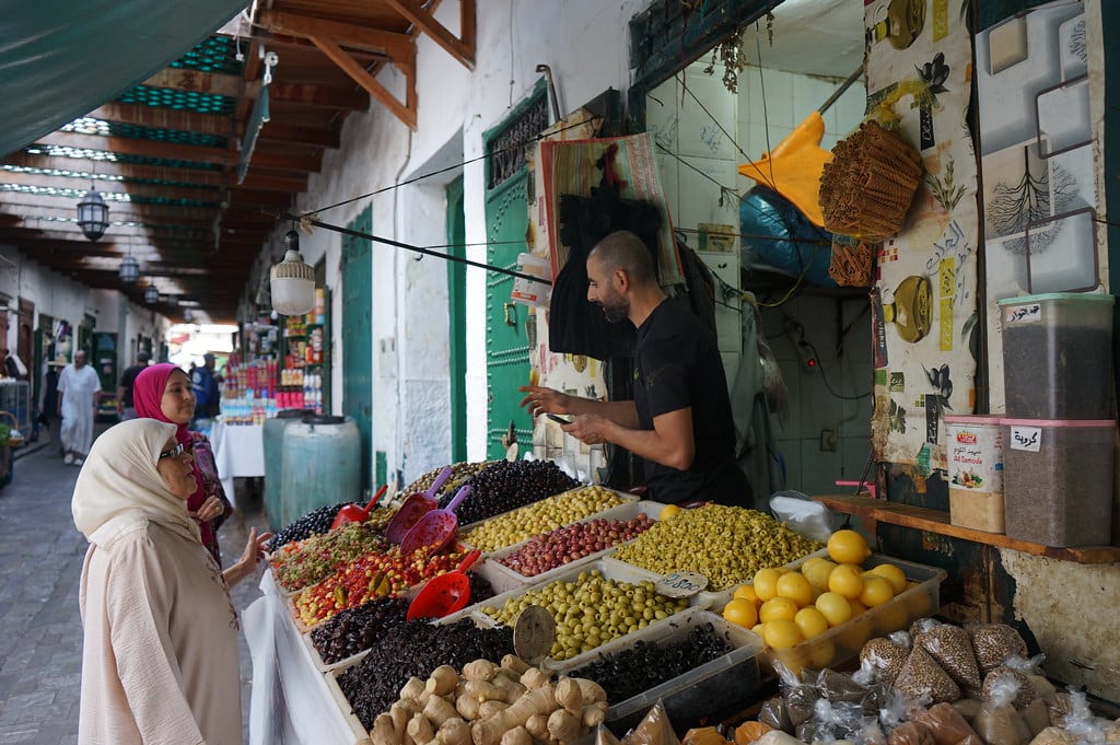 Souk alimentaire dans la médina de Tétouan en direction de la porte Bab Okla.