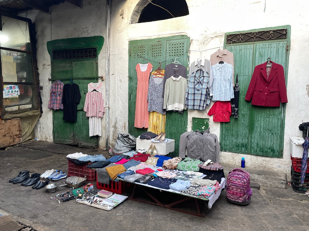 Ambiance vide-grenier dans la médina de Tétouan.