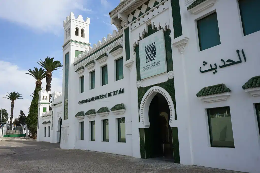 Façade monumentale du Musée d'art moderne de Tétouan.