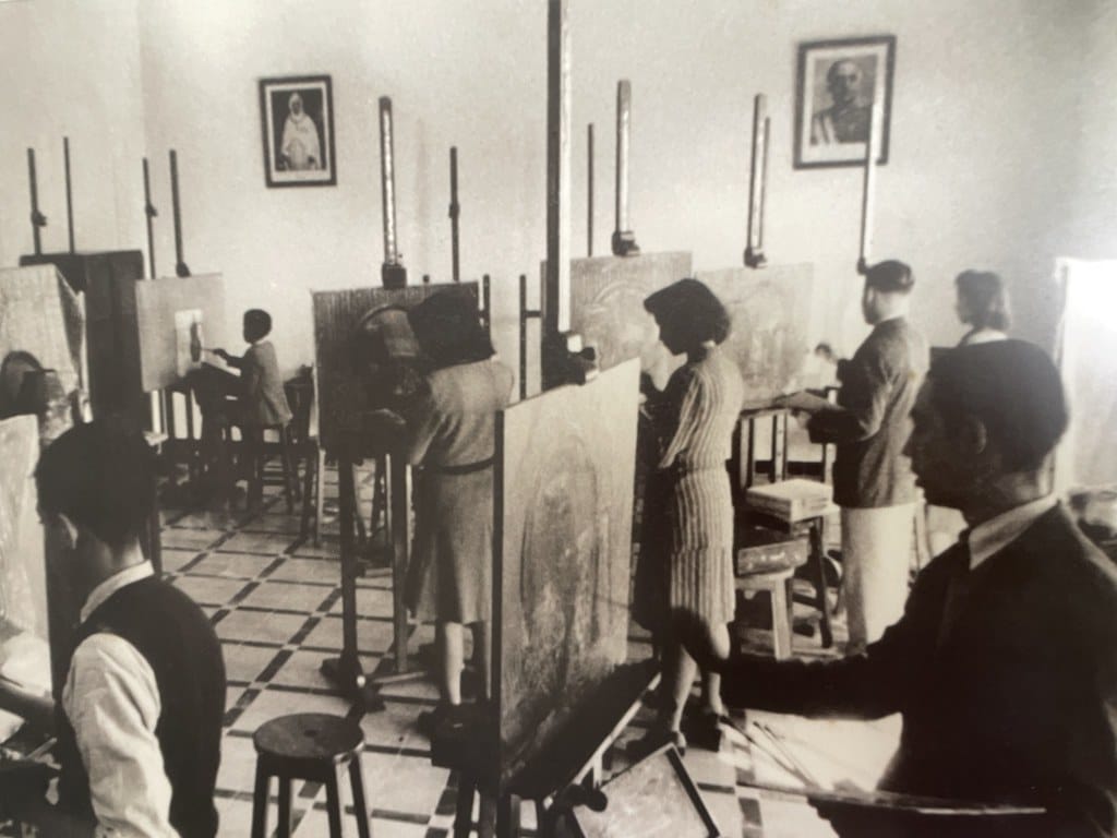 Ecole d'arts indigènes à Tétouan, première école des Beaux Arts du Maroc alors sous protectorat espagnol (cf le portait de Franco au mur). Photo du Musée d'art moderne de Tétouan.