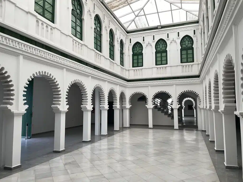 Ancien hall de la gare de Tétouan, aujourd'hui transformé en Musée d'art moderne de Tétouan.