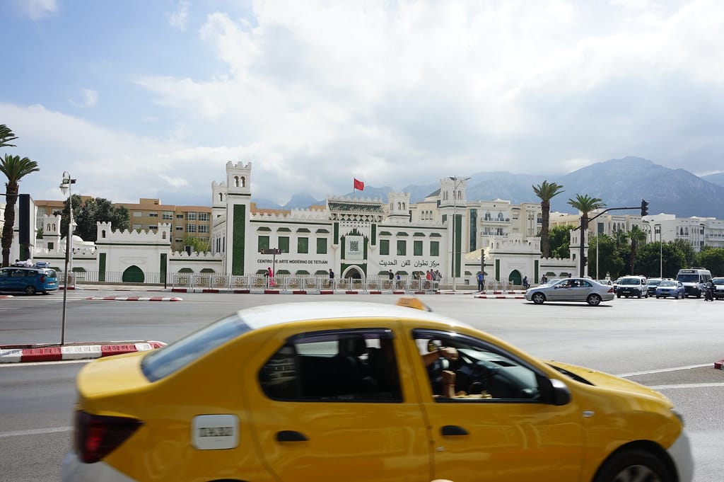 Musée d'art moderne de Tétouan face à une carrefour très fréquenté.