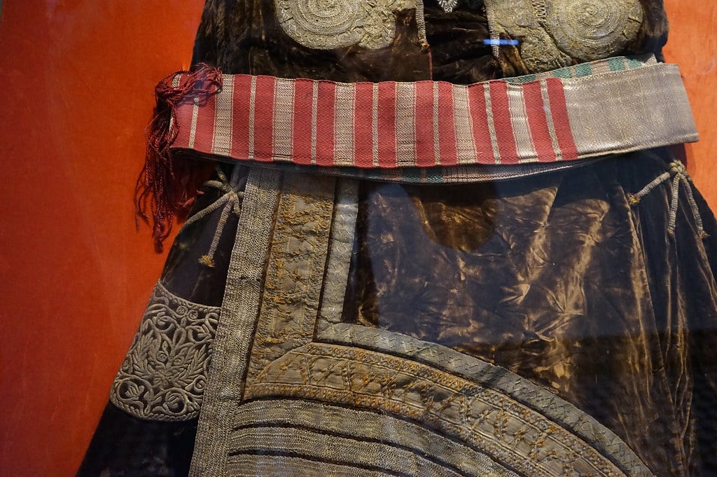Costume de femme juive ou keswa ikbira dans le Musée ethnographique Bab Okla à Tétouan.