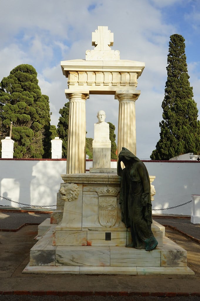 Stèle funéraire du général Francisco Gómez Jordana (mort en 1918) Dans le cimetière militaire espagnol de Tétouan. Son fils sera le ministre des affaires étrangères de Franco.