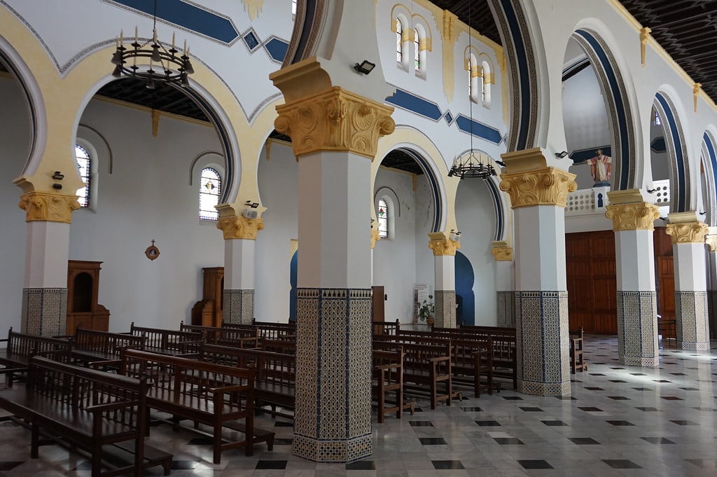 Colonnes en fer à cheval de l'église de Notre Dame des victoires à Tétouan.