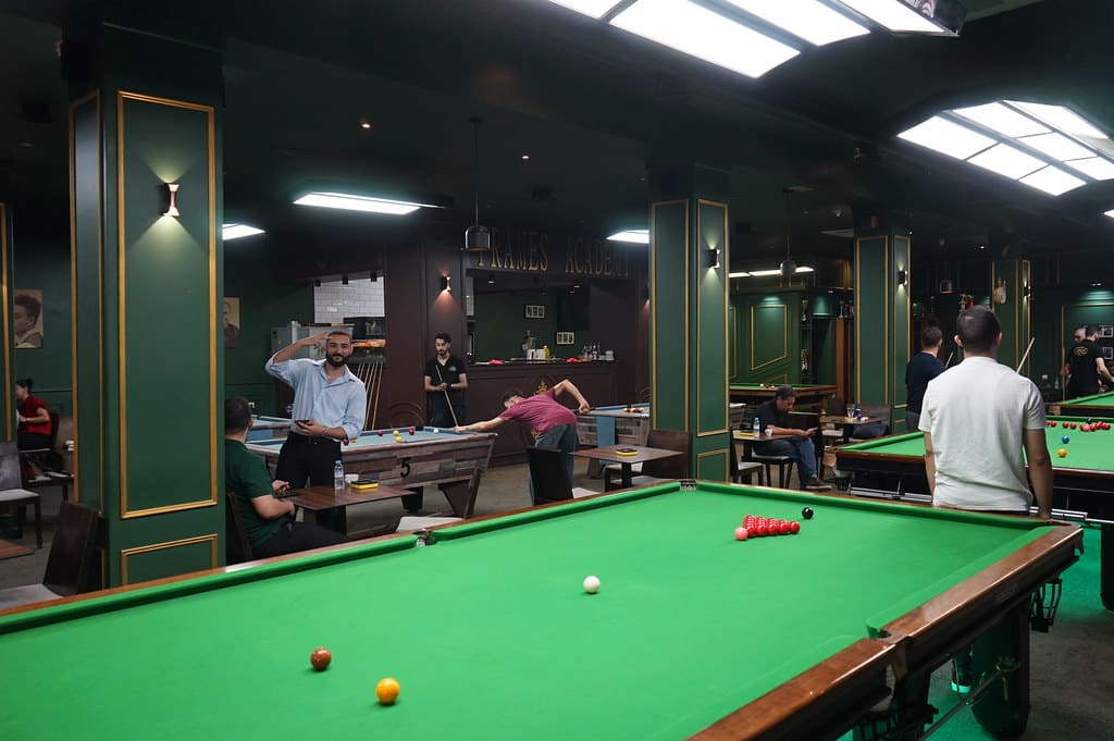 Dans la salle de billard Frames Academy de Tetouan.