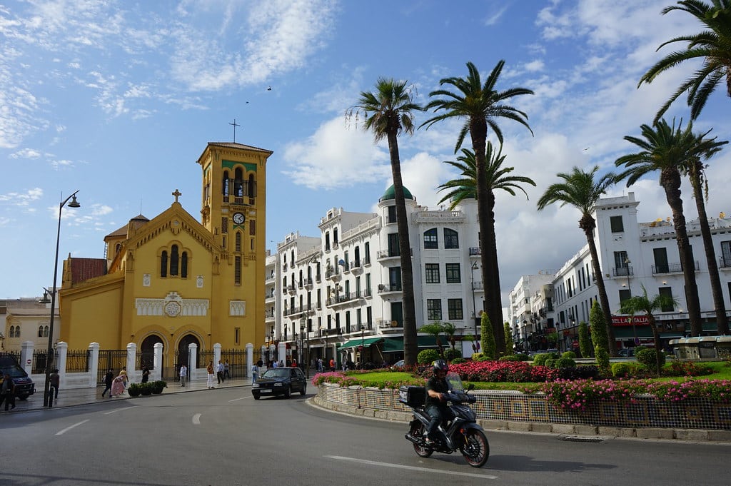 Place Moulay El Mehdi à Tétouan avec l'Eglise Nuestra Señora de las Victorias (Notre dame des vitoires) de l'architecte Carlos Óvilo (1927) et l'immeuble à droite, attribué à l'architecte José Gutiérrez Lescura.