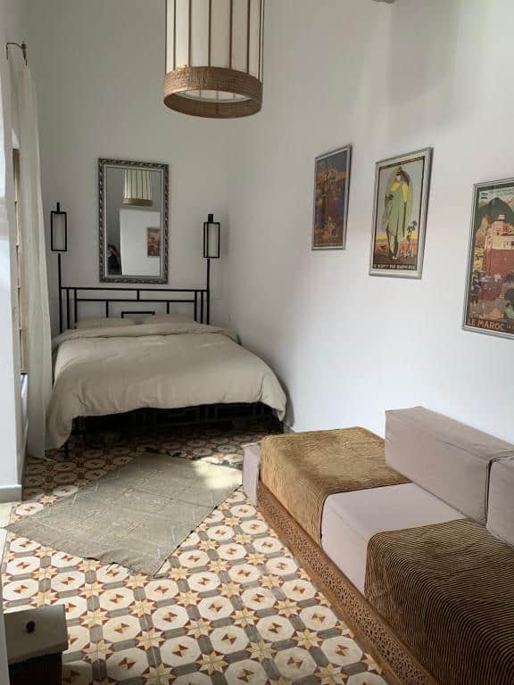 Chambre double dans l'hotel Riad Aziman à Tétouan.