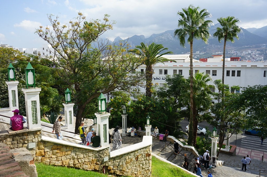 Escalier descendant vers le jardin Riyad Al Ochak à Tétouan.