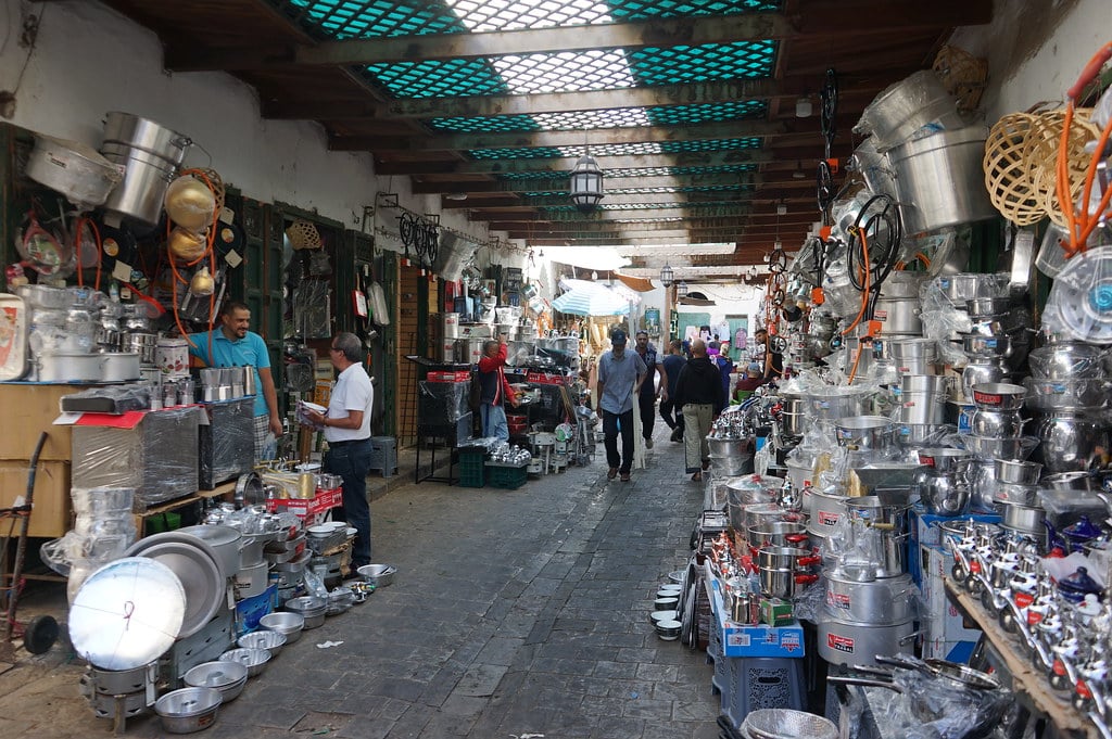Souk des accessoires de cuisine dans la médina de Tétouan.