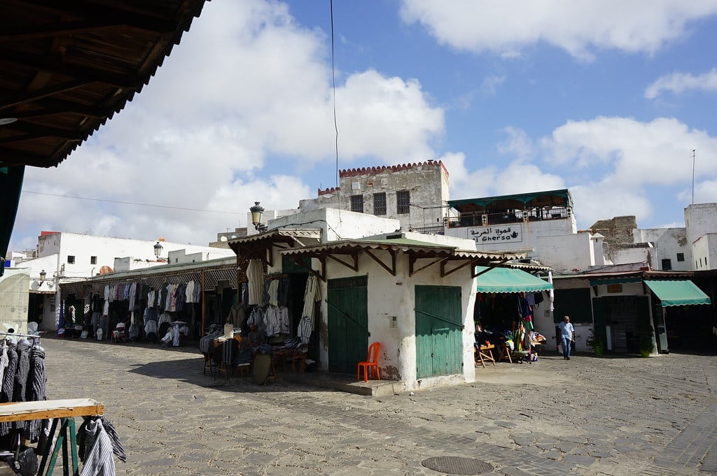 Souk des vêtements usages dans le médina de Tétouan.