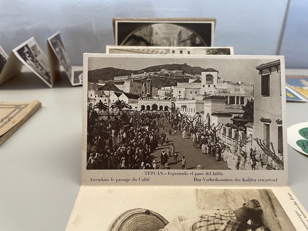 Cartes postales dans le Musée Dar El Oddi à Tétouan.