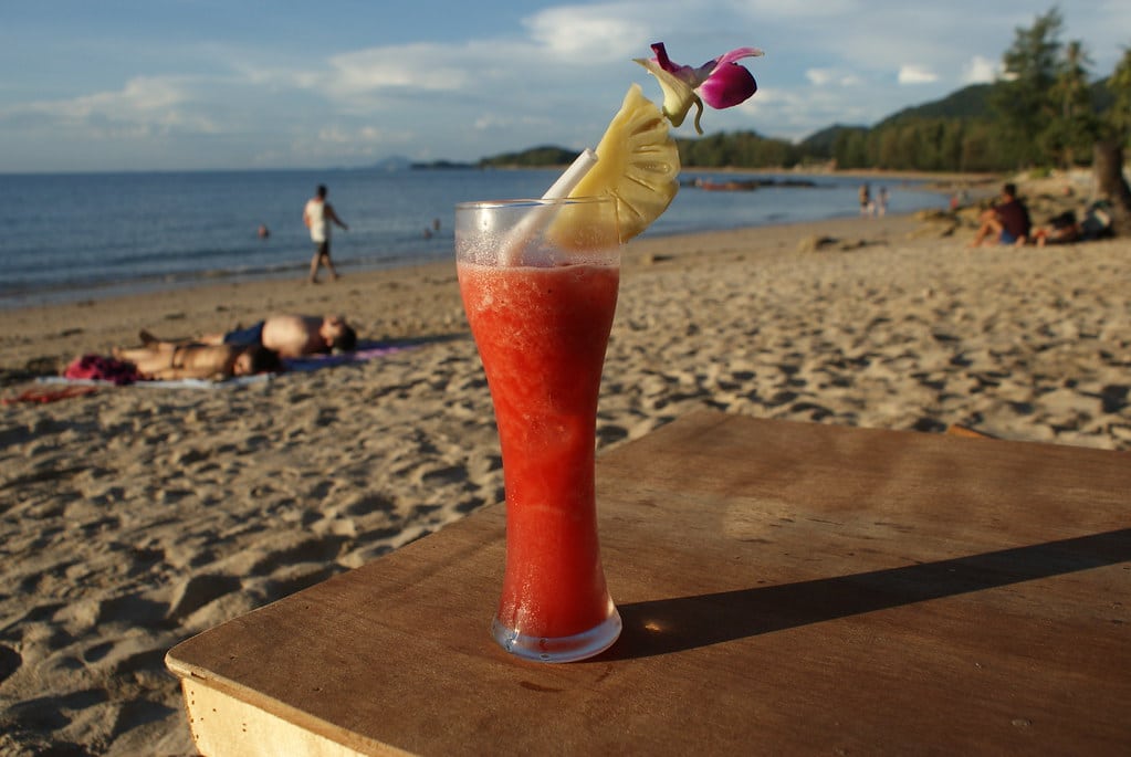 Cocktail sur une plage de l’île de Koh Lanta.