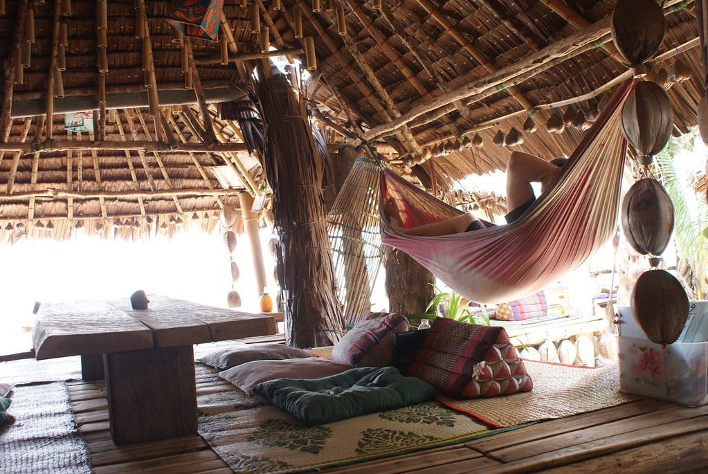 Hamac dans un bar de bamboo de Koh Lanta, un endroit agréable avec ou sans cannabis.