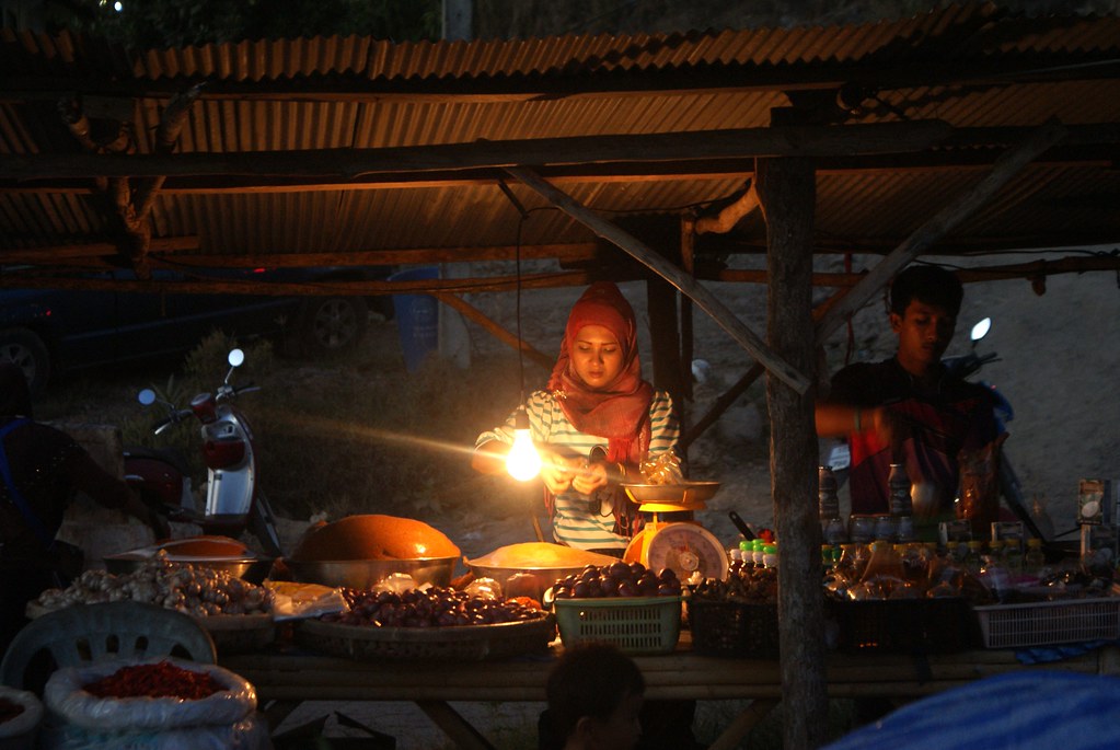 Sur un marché de Koh Lanta à la tombée de la nuit.